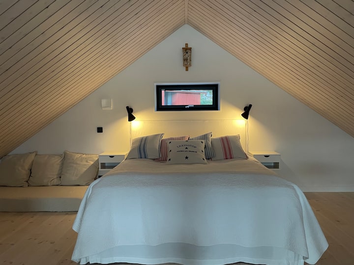El loft para dormir con cama matrimonial (180 cm de ancho) y posiblemente cama supletoria (colchón en el suelo)