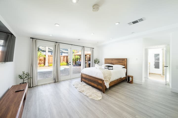 Habitaciones amplias y cuidadosamente diseñadas, lo que garantiza una estancia relajante con impresionantes vistas para despertarse.