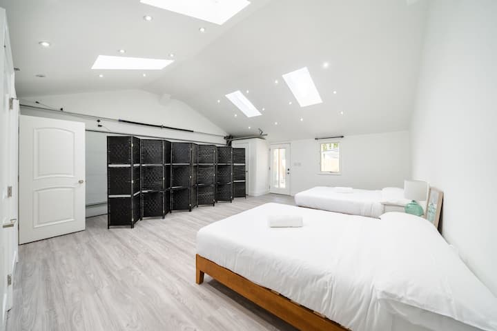 Habitación generosa con dos camas dobles y un amplio y cómodo vestidor.