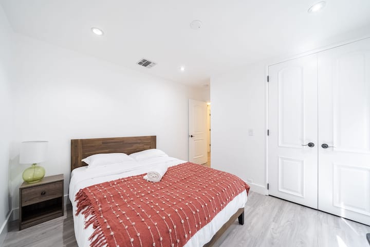 Cautivadora habitación doble con impresionantes vistas. Tu acogedora escapada.