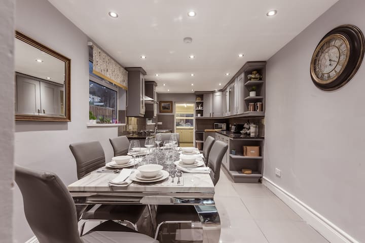 4 bedroom house, 2 Min Walk From Station