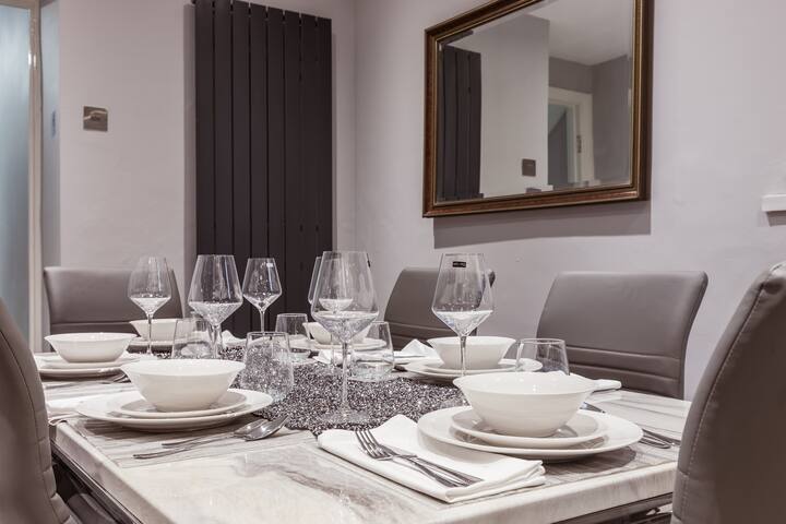 4 bedroom house, 2 Min Walk From Station gallery image 2