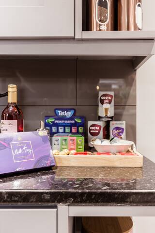 4 bedroom house, 2 Min Walk From Station gallery image 4