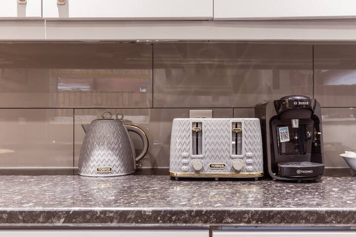 4 bedroom house, 2 Min Walk From Station gallery image 5