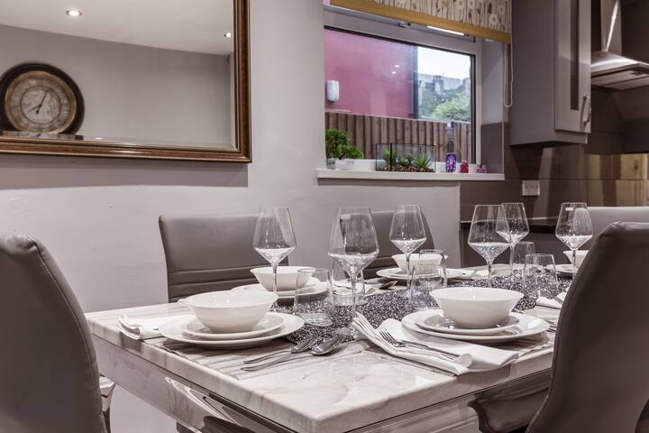 4 bedroom house, 2 Min Walk From Station gallery image 3