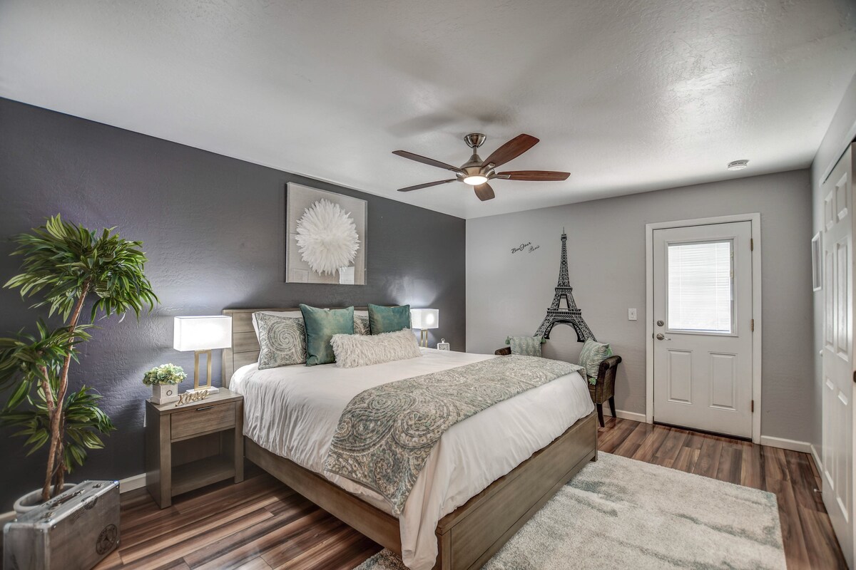 เตียงใหญ่ - เตียงคิงไซส์อ่างอาบน้ำใหญ่และตู้เสื้อผ้าแบบวอล์คอิน