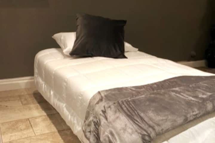 Krevat i palosshëm i disponueshëm për personin e tretë 25 $ në ditë tarifë shtesë