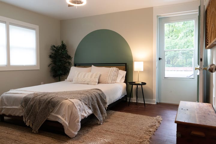 Chambre principale avec accès au jacuzzi sur le porche arrière !