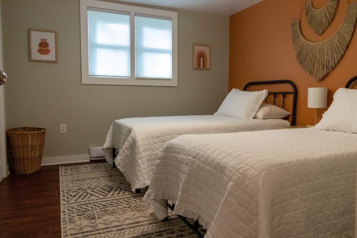 Deuxième chambre avec grand placard, située à l'intérieur de notre placard, vous trouverez un lit bébé supplémentaire 