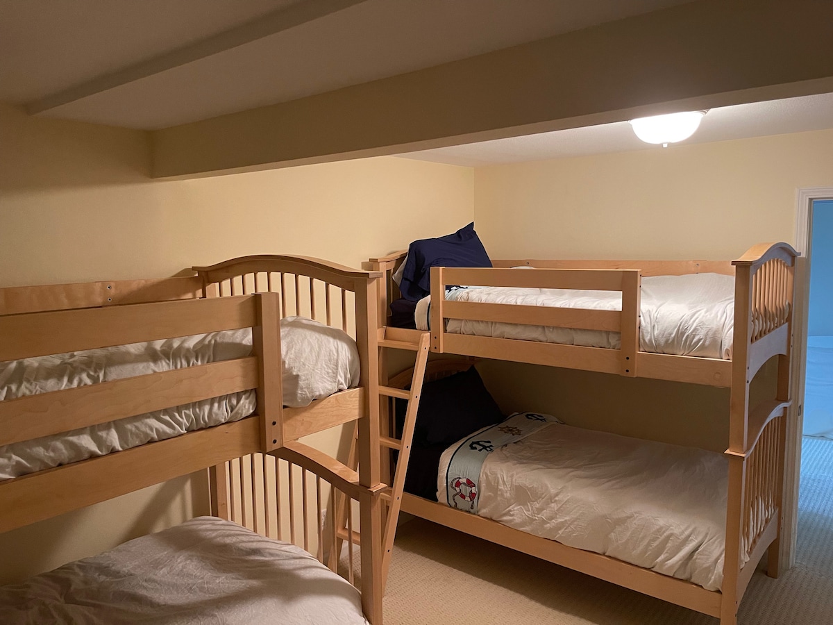 *** Neujednačen krevet/ igraonica na donjoj etaži.