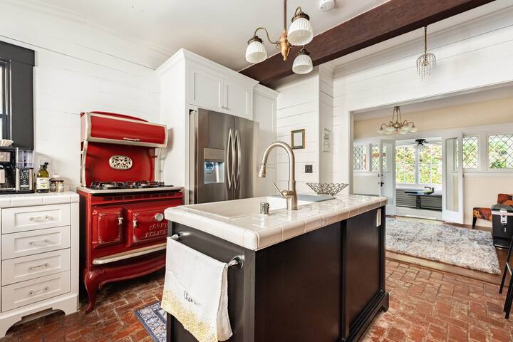 Lux Manor: Fire pit/Games/Secret Room & Coffee Bar