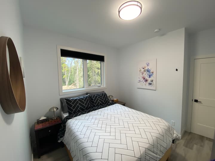 Kitanda aina ya Queen. Blinds zilizozimwa. Joto la umeme linaloweza kurekebishwa chumbani. 