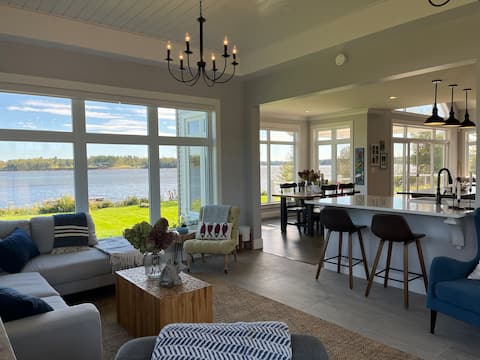 Cozy waterfront cottage