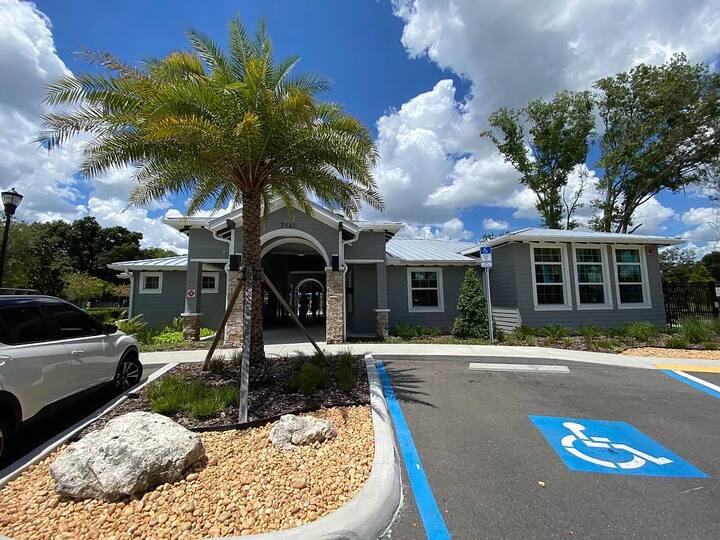 Cozy Home 3 beds 2 bath access Pool, Gym, Park Houses for Rent in