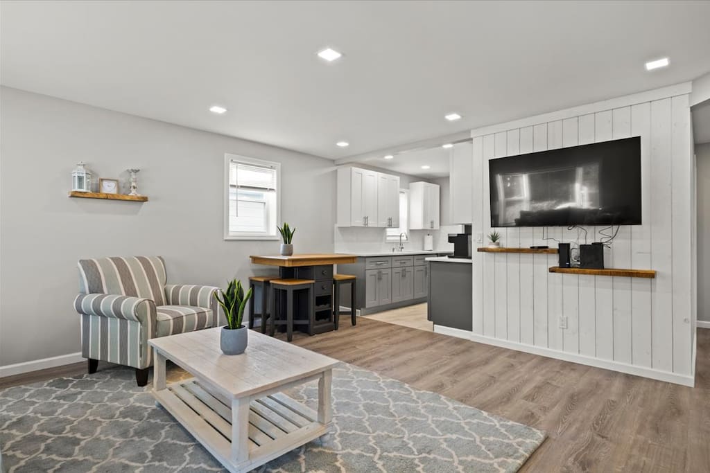 Airbnb Modern home, King Bed 4 bed 2bath, Crib, parking
