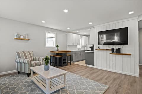 Modern home, King Bed 4 bed 2bath, Crib, parking