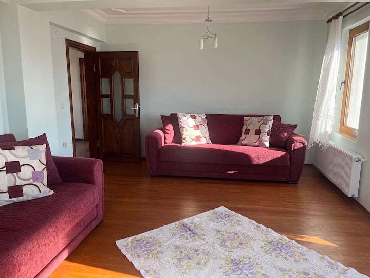 พื้นที่นั่งเล่นชั้น 2 โซฟาเบดขนาดใหญ่ 2 หลังมีขนาดเท่ากับเตียงคู่มีผ้านวมหมอนและผ้าปูที่นอนในตู้นิรภัยโซฟา