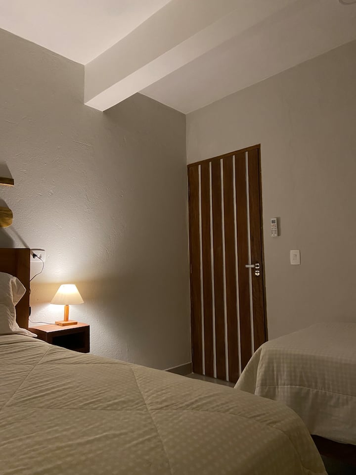 Siente la comodidad de estar en esta habitación súper acogedora