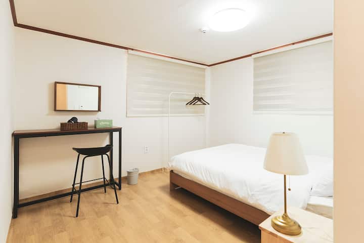 ห้องพักนี้มีวิวหอคอยเอ็นโซลและเตียงที่กว้างขวาง แยกจากห้องนอนอื่นๆโดยสิ้นเชิงช่วยให้มั่นใจได้ถึงความเป็นส่วนตัวและการนอนหลับที่เงียบสงบและสะดวกสบาย ม่านทึบช่วยให้นอนหลับได้อย่างสบายแม้ในเวลากลางวัน