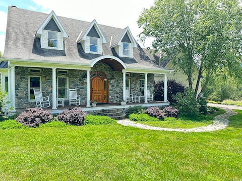 Modern 4 bedroom farmhouse on four scenic acres