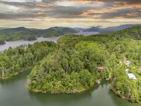 Waterfront Dog Friendly Cabin HotTub/Private Dock!