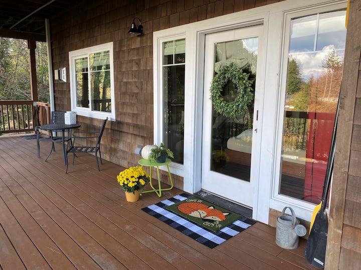 Cozy Fox Island Studio Retreat on Echo Bay Houses for Rent in Fox