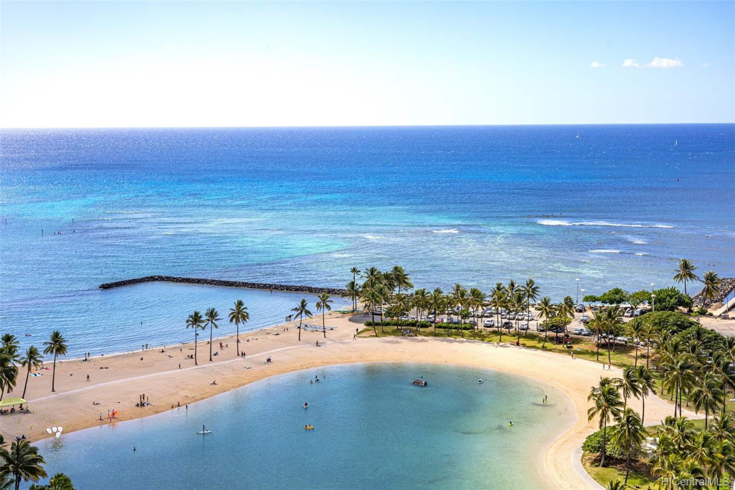 Resort in Honolulu · ★4.84 · 1 bedroom · 3 beds · 1 private bath - Image 15