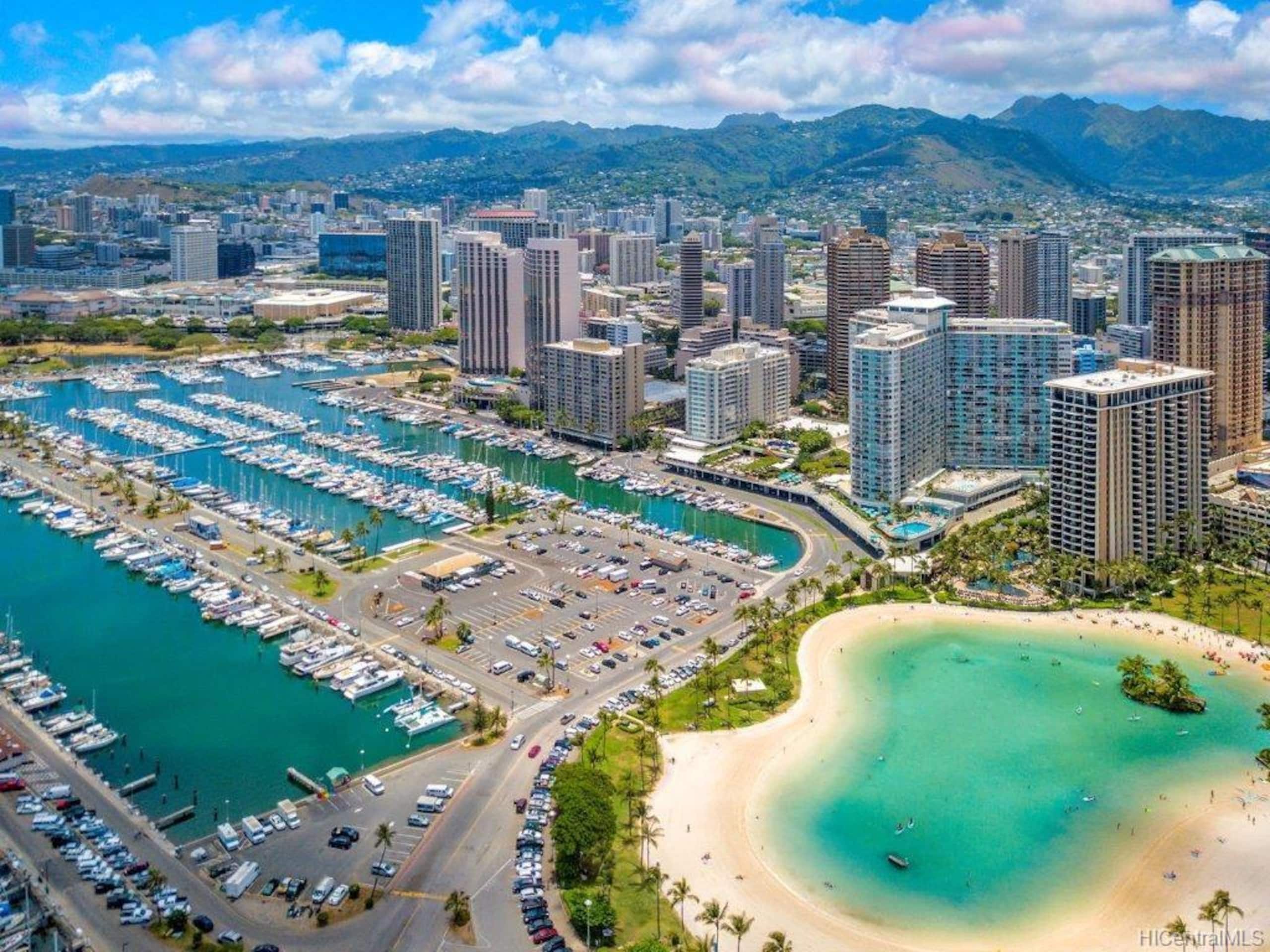 Resort in Honolulu · ★4.84 · 1 bedroom · 3 beds · 1 private bath - Image 6