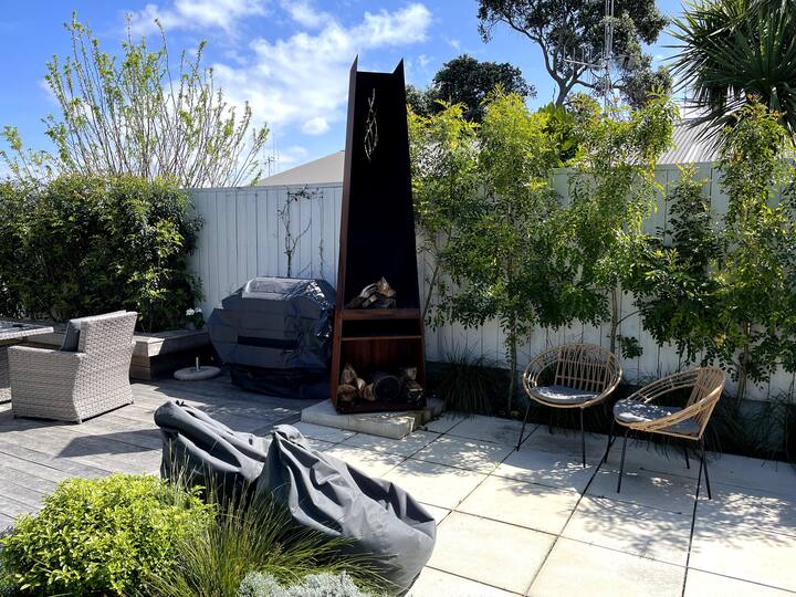 Large 5 Bedroom Modern Home by the Beach. Houses for Rent in Mount