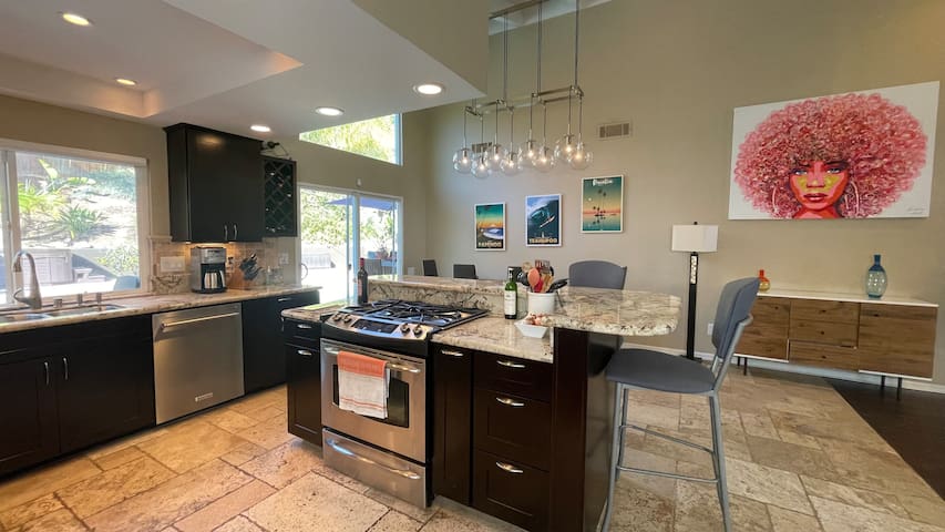 Fun Get Away, Vaulted Ceiling, Pool, Hot Tub, New.