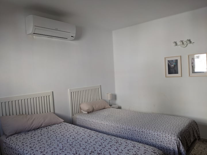 Segundo dormitorio con dos camas individuales.