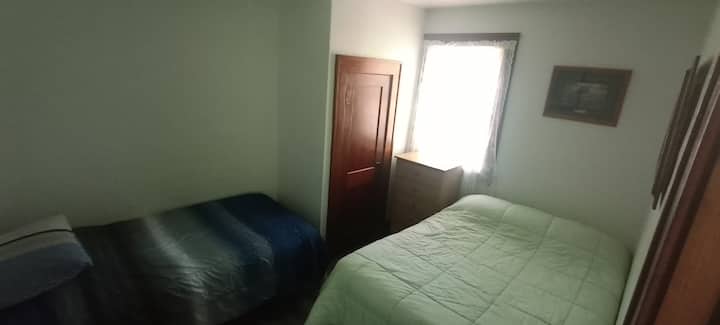 2 ° camera da letto con letti singoli e TV