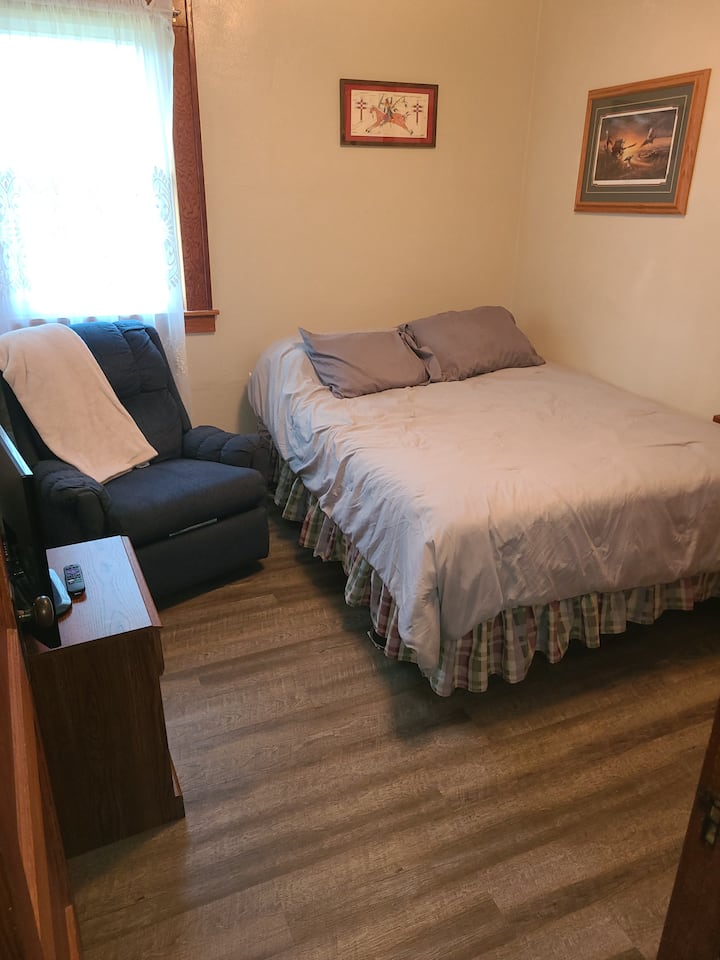 Camera da letto principale con letto matrimoniale e TV