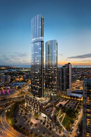 Luxurious Sub Penthouse with 280 degree city views gallery image 2