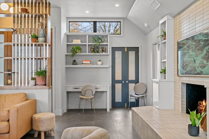 Stylish Hidden Oasis 5 min. from Downtown gallery image 3