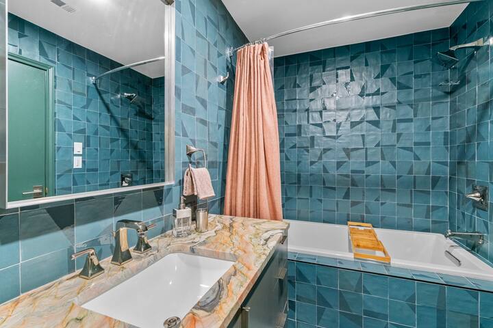 Stylish Hidden Oasis 5 min. from Downtown gallery image 4