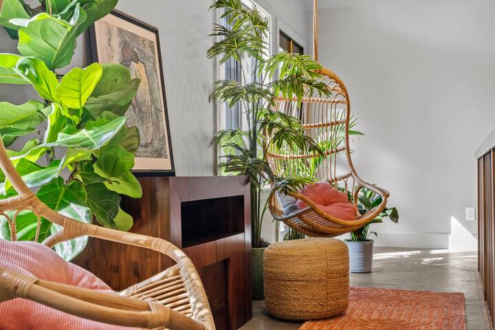 Stylish Hidden Oasis 5 min. from Downtown gallery image 2