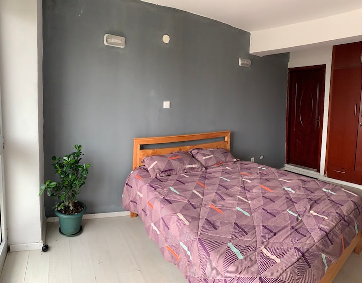 Une chambre calme avec un lit confortable et une salle de bain privée attenante 
