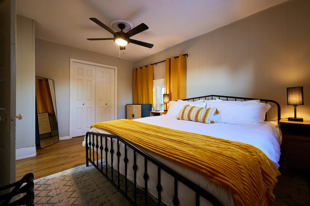 Cómoda cama tamaño king con Smart TV.