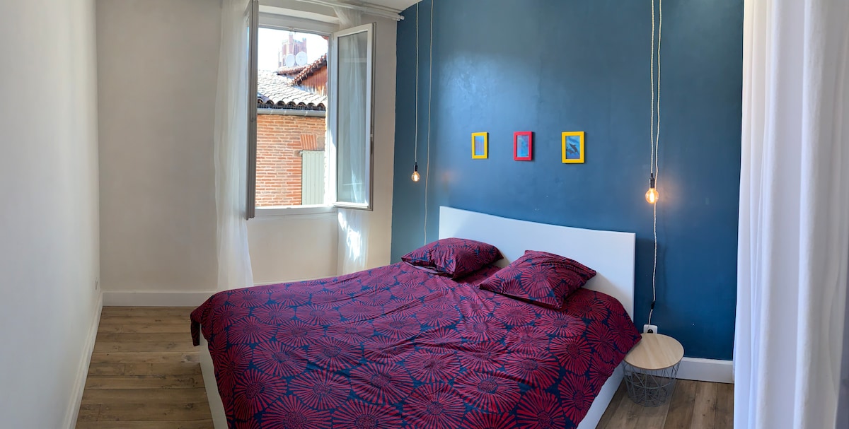 第一间卧室配有双人床和衣柜 