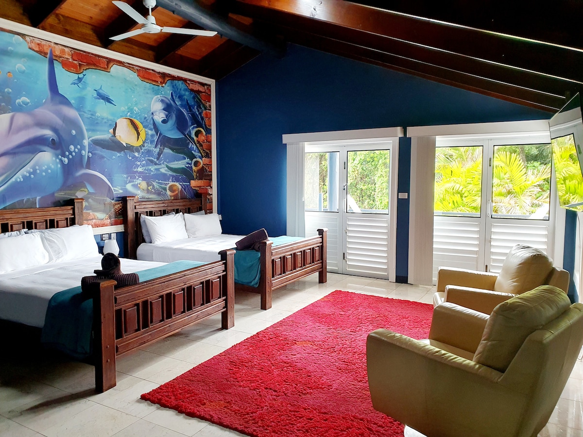 Chumba cha kulala cha kujitegemea cha ghorofa ya juu chenye vitanda viwili vya ukubwa wa kifalme na chumba kikubwa cha kulala, A/C na feni ya dari. Sasa na mapazia yaliyozimwa.