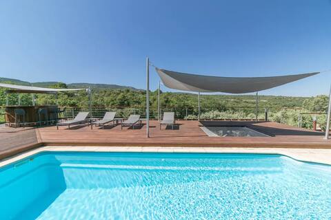 Beautiful Villa on the heights of Venasque.