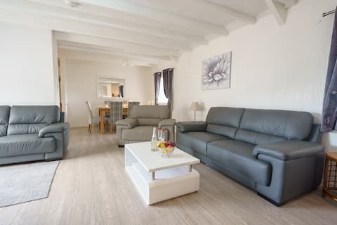 3 bedroom cottage with private hot tub