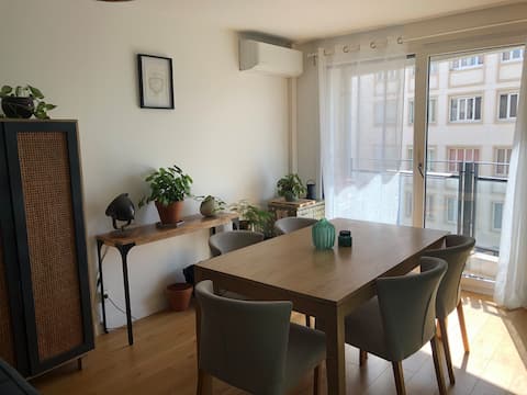 Beautiful apartment - metro at the foot of the building