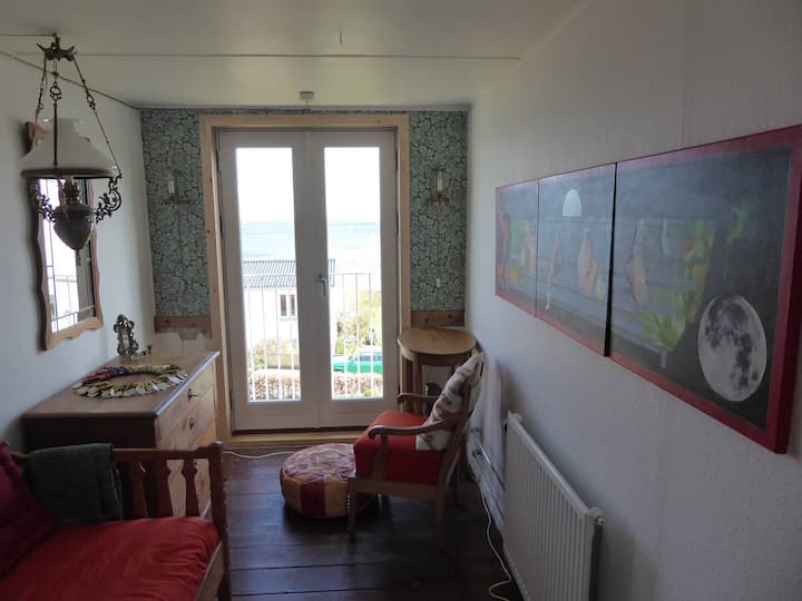 Mala jednokrevetna soba s francuskim balkonom