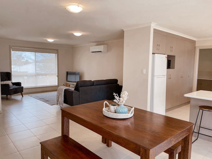 Spacious 2 Bedroom Unit - Mount Gambier