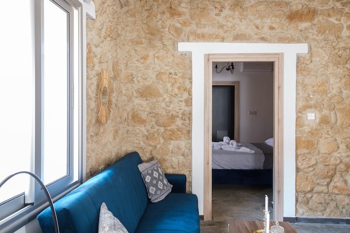 Royal Suite- A Charming Stoned Built Luxury Apt #6 - Páfos