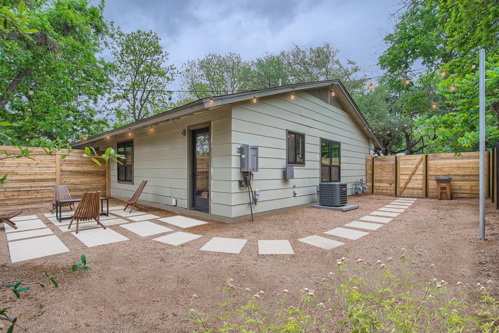 Two bed walkable Austin home close to the downtown