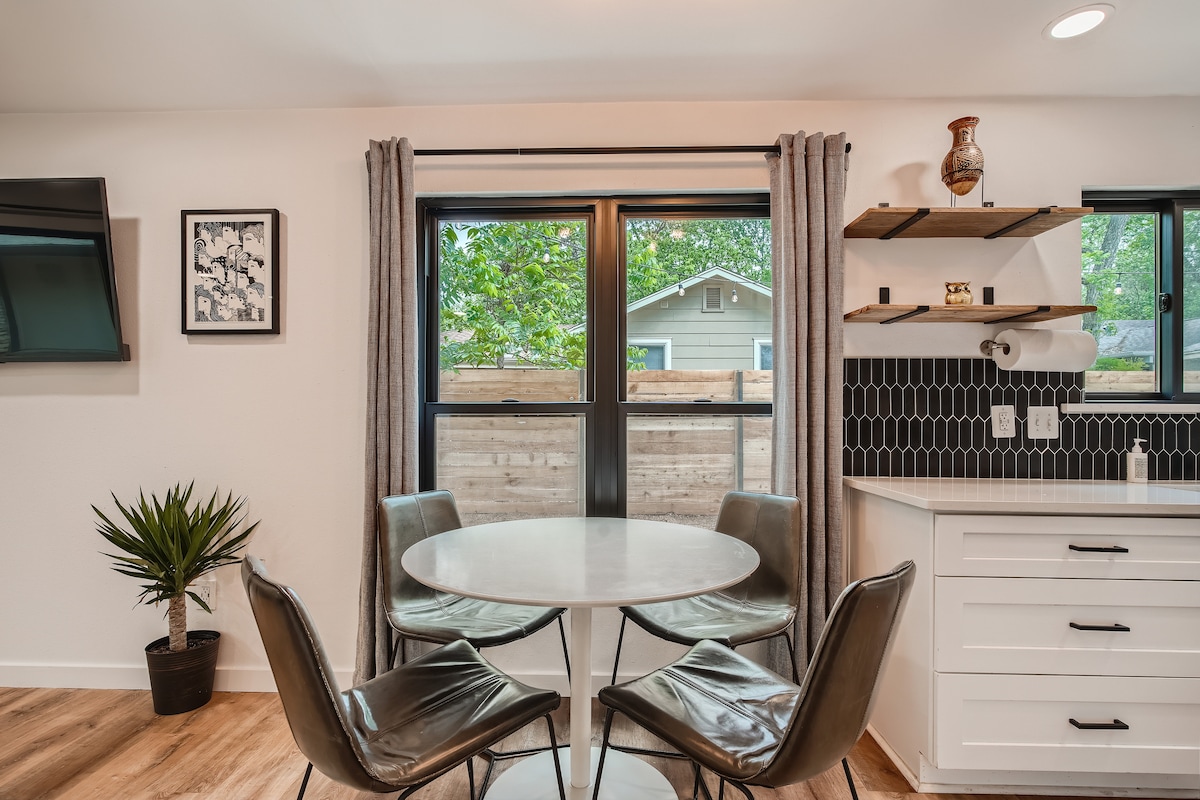 Two bed walkable Austin home close to the downtown