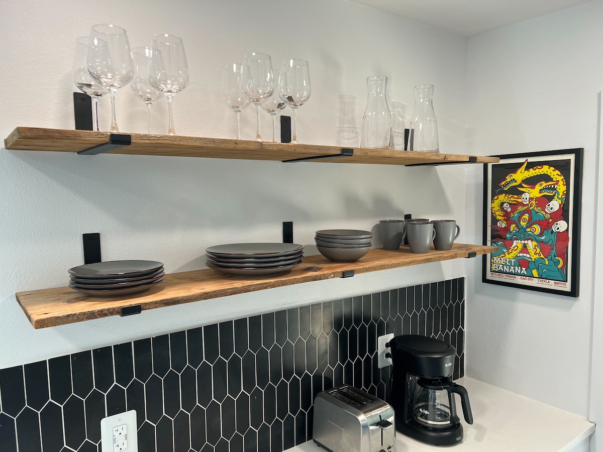 Two bed walkable Austin home close to the downtown